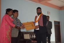 पुर्व प्रमुख प्रशासकीय अधिकृतलाई कदर पत्र प्रदान गर्दै गौमुखी गाउँपालिका अध्यक्ष र उपाध्यक्ष ।
